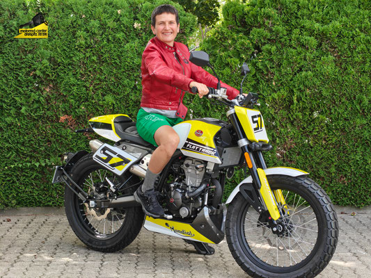 Juli 2025: Ingrid Mutter-Wilhelm aus Rheinfelden mit ihrer neuen Mondial FlatTrack 125 ABS