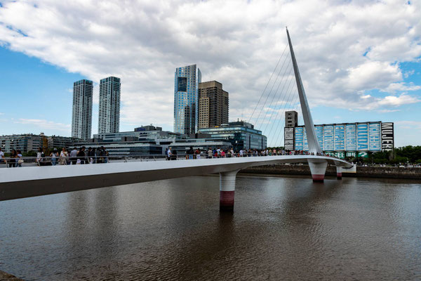 In der neuen Hafen-City mit Brücke vom spanischen Architekten Santiago Calatrava