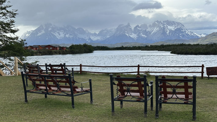 Langsam verschwinden die Berge in den Wolken