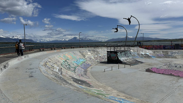 mit windgeschützem Skaterplatz und fliegendem Denkmal