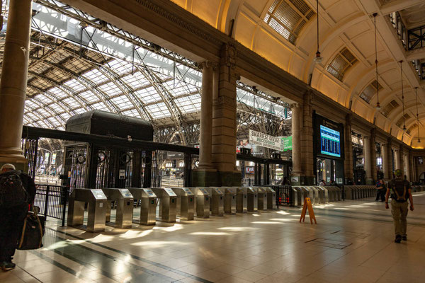 Eingangsbereich mit Zugangskontrolle zu den Bahnsteigen