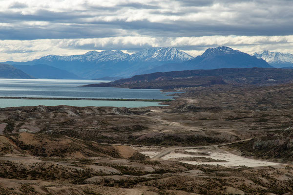 Zwei unterschiedlich blaue Seen - der Lago Posadas in hellerem Blau und der dahinter liegende Lago Pueyrredón