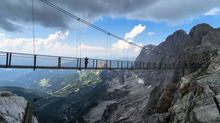 Hängebrücke zum Eingang des Eispalastes