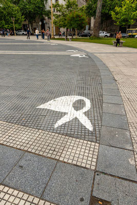 Symbok der Mütter der Plaza de Mayo - Diese protestierten seit dem 30. April 1977 dort wöchentlich mit einem Schweigemarsch gegen das gewaltsame spurlose Verschwinden ihrer Söhne, Töchter und Enkelkinder, für das die Regierung verantwortlich war.