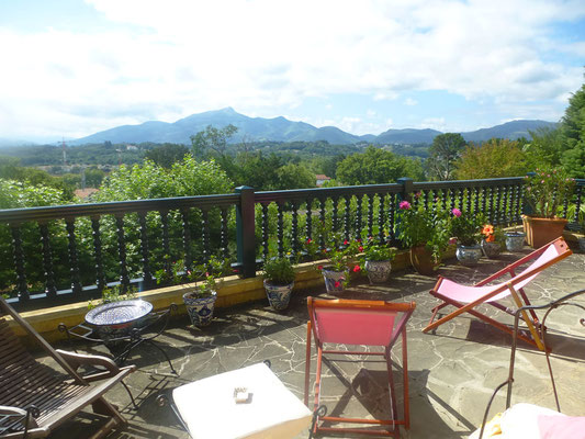 Petit-déjeuner avec vue sur les montagnes