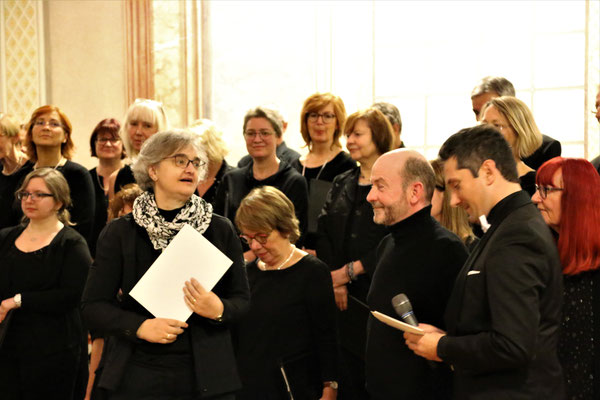 Sonja Reinsfelder vom Badischen Chorverband ehrt Markus Bader für 25 Jahre engagierte Mitgliedschaft in der Liedertafel