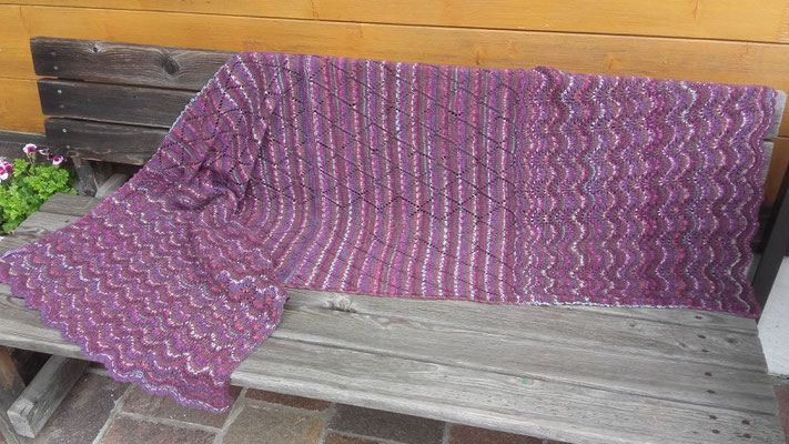 verfügbar, 60cm x 180cm, gestrickt aus Sockenwolle "Meilenweit" von Lana Grossa