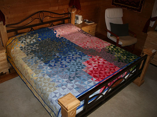 Quilt "FF 2720/46", maschingenäht aus 2.720 Dreiecken und 46 verschiedenen Stoffen, handgequiltet, gefüttert mit Baumwollvlies, Größe etwa 210cm x 250 cm, verkäuflich
