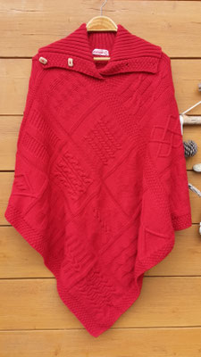 gestrickter Poncho, der Kragen ist hoch zu schließen