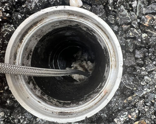 高圧洗浄をかけた際に配管内から排出されたスカム状の油脂汚れ。桝だけ清掃では除去できず、配管内に残って固形化していた汚れ。