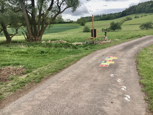 Kleine Füße und Hüpfspiel als Hinweis, Du bist auf dem richtigen Weg.