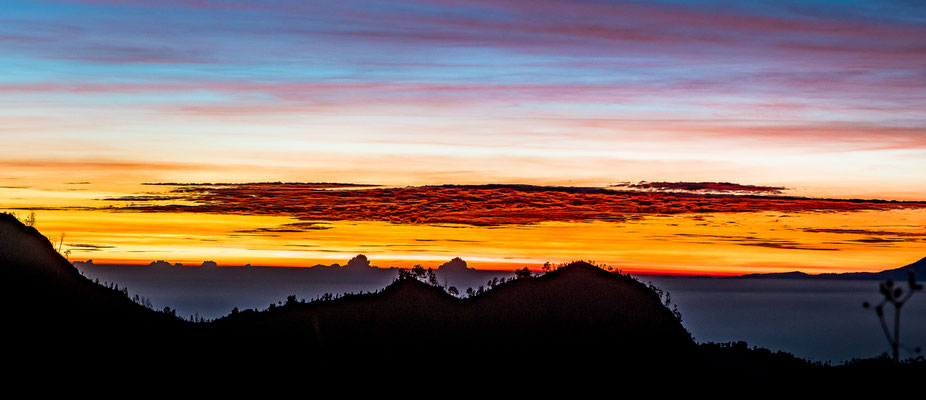 Ein unglaubliches Lichtspiel Sonnenaufgang am Bromo richtung Osten