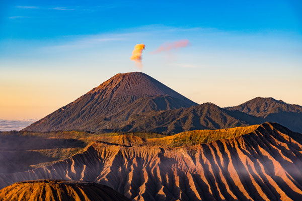 Der Semeru mit einem zaghaften Hüsteln.