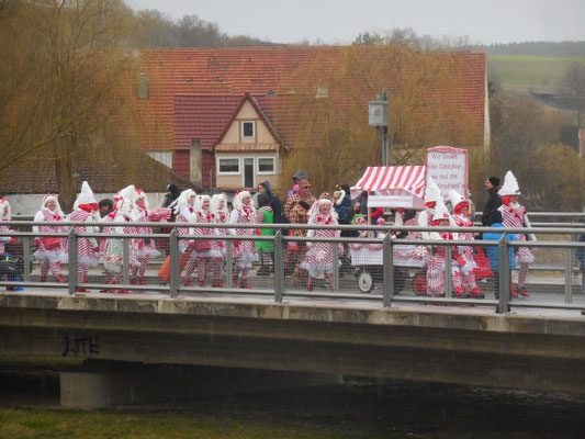 Einige Altenheim Damen als "Zuckerl" beim Umzug.