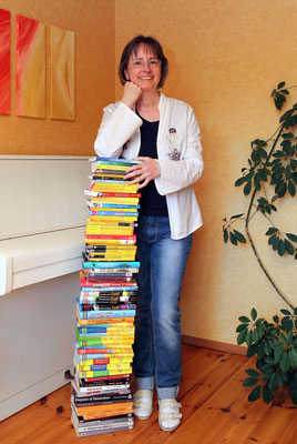 Tina Zang alias Christine Spindler mit all ihren Büchern.