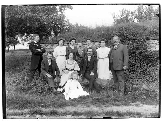 Familie Mayer und Besuch von Freunden in der Wiesenmühle um 1900