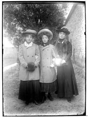 Töchter (v. l. n. r.) Maria Margaretha, Cäcilia und Jacobine Mayer