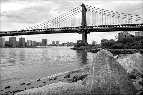 La riva di Brooklyn e il Manhattan Bridge - © Massimo Vespignani