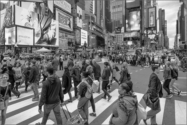 Times Square, ombelico del mondo, affollata ad ogni ora del giorno e della notte - © Massimo Vespignani