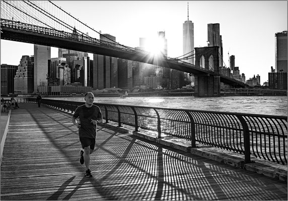 Il lungofiume di Brooklyn e, sullo sfondo, il Brooklyn Bridge e i grattacieli di Manhattan - © Massimo Vespignani