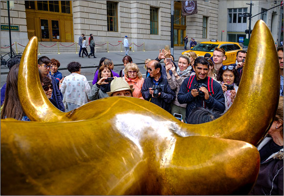 Nel Financial District i turisti circondano il “Charging Bull”, il toro simbolo dei rialzi in Borsa - © Massimo Vespignani