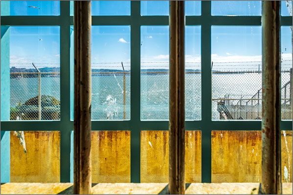 San Francisco (California): scorcio di mare visibile da una delle finestre del carcere di massima sicurezza di Alcatraz. Il penitenziario fu chiuso nel 1963 per gli elevati costi della sua gestione - © Massimo Vespignani
