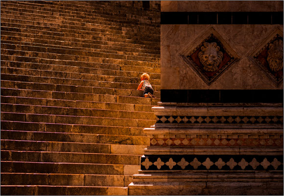 Siena: scalinata del Battistero di S. Giovanni Battista - © Massimo Vespignani