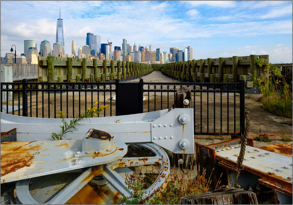 Jersey City: strutture portuali dismesse sulla sponda dell’Hudson River. Sullo sfondo i grattacieli di Manhattan - © Massimo Vespignani