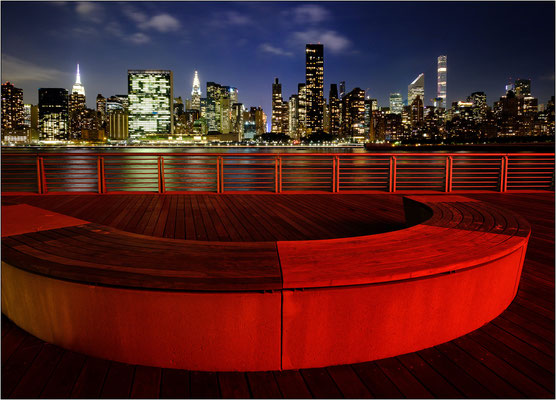 New York City: veduta notturna di Manhattan dal lungofiume di Long Island City - © Massimo Vespignani