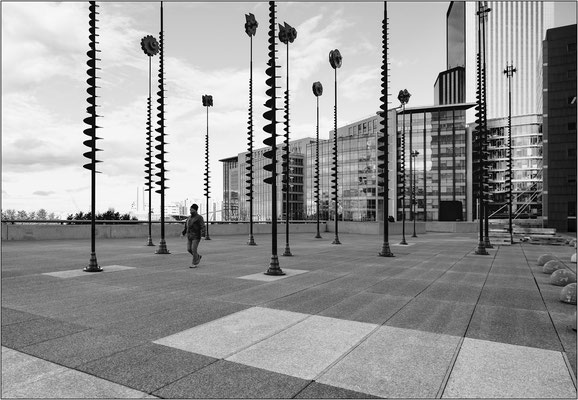 Piazzale retrostante La Grande Arche de La Défense - © Massimo Vespignani
