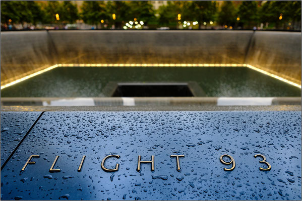 Pannello metallico al World Trade Center in memoria dei passeggeri del volo 93 della United Airlines, dirottato dai terroristi di Al-Qaeda nell’ambito degli attacchi dell’11 Settembre e schiantatosi in un campo della Pennsylvania - © Massimo Vespignani