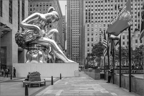 La “Seated Ballerina”, gigantesca installazione artistica di Jeff Koons collocata al Rockefeller Center, raffigura una ballerina seduta su uno sgabello intenta ad infilarsi le scarpette - © Massimo Vespignani