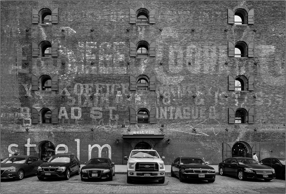 La facciata laterale del West Elm nel quartiere DUMBO di Brooklyn, brillante esempio di recupero e riutilizzo di un ex magazzino industriale edificato nel 1880 e originariamente utilizzato come deposito di caffè - © Massimo Vespignani