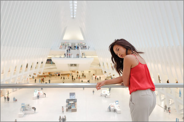 Interno del maestoso “Oculus” al World Trade Center, opera dell’architetto Santiago Calatrava. La luce zenitale trae ispirazione e rende omaggio all’originario oculo della cupola del Pantheon romano - © Massimo Vespignani
