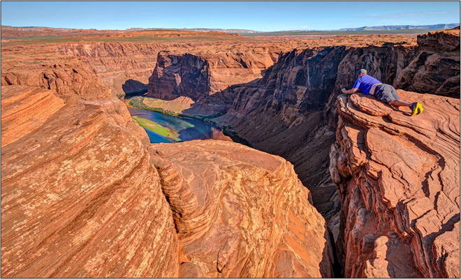 Horseshoe Bend (Arizona): le rocce a strapiombo sull'ansa del fiume Colorado. Il ciglio del precipizio è decisamente inadatto a chi soffre di vertigini - © Massimo Vespignani