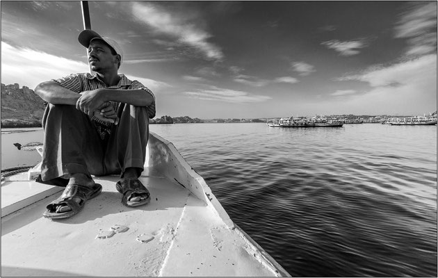 Assuan: barcaiolo sul Nilo - © Massimo Vespignani