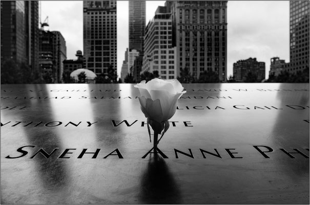 New York City: il pannello metallico al World Trade Center con l’interminabile elenco delle vittime nel crollo delle Torri Gemelle  - © Massimo Vespignani 