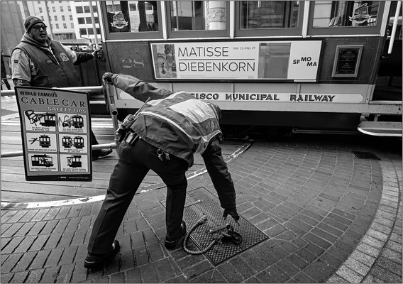 San Francisco (California): le laboriose manovre manuali per ruotare un Cable Car di 180° e invertire il suo senso di marcia ogni volta che giunge al capolinea - © Massimo Vespignani