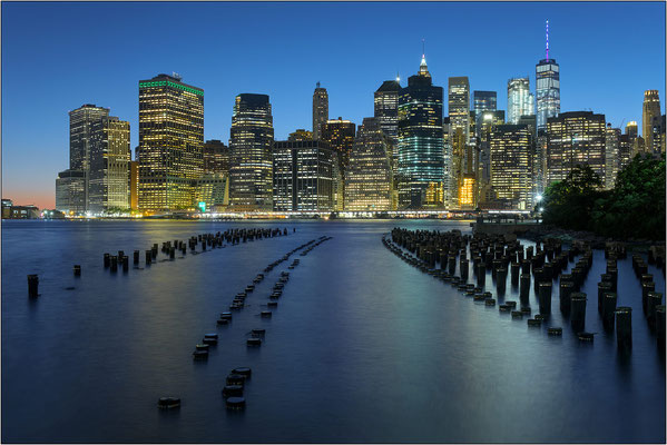 Da un angolo di Brooklyn seminascosto, buio e sconosciuto ai più, là dove il fiume si fonde col mare, si può cogliere uno degli scorci più suggestivi della Grande Mela - © Massimo Vespignani