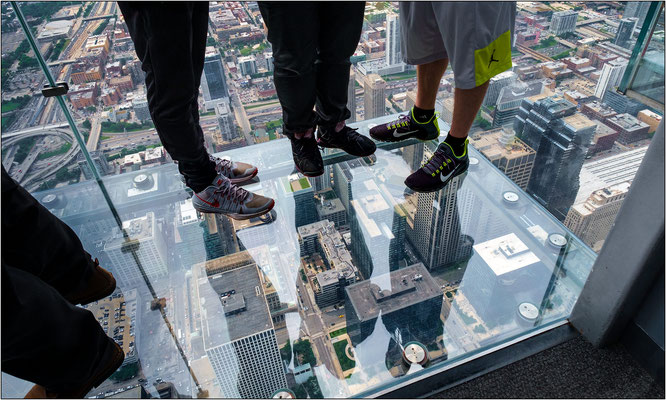 Chicago: uno dei balconi in vetro a strapiombo al 103° piano della Willis Tower, a 412 metri dal suolo - © Massimo Vespignani