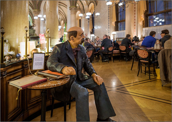 Vienna: manichino raffigurante il poeta Peter Altenberg seduto a quello che era il suo tavolino abituale al Café Central. La frequentazione era talmente assidua che il poeta aveva fissato il bar come recapito postale - © Massimo Vespignani