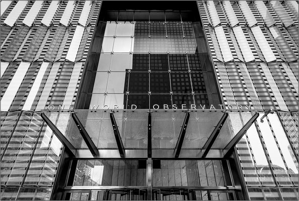 New York City: ingresso del One World Trade Center con accesso agli ascensori per l'osservatorio al 102° piano - © Massimo Vespignani