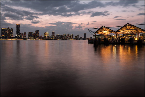 Il terminal traghetti sulla sponda dell’Hudson River e lo skyline di Jersey City - © Massimo Vespignani