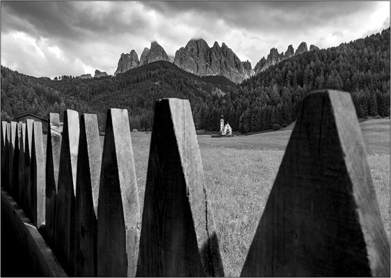 Val di Funes: la piccola chiesa di San Giovanni in Ranui - © Massimo Vespignani