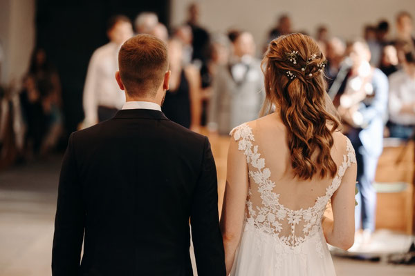 Hochzeitspaar beim Fotoshooting mit perfekt gestylten Haaren