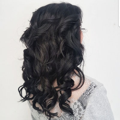 Abgestimmte Frisuren der Brautjungfern für die Hochzeit