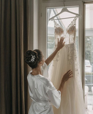 Kunstvoll geflochtene Frisur für die Braut am Hochzeitstag