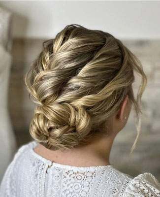Kunstvoll geflochtene Frisur für die Braut am Hochzeitstag