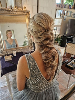 Tönung und Haarschnitt mit anschliessendem Styling für den Anlass. Individuelle Beratung an der Bahnhofstrasse in Wetzikon.