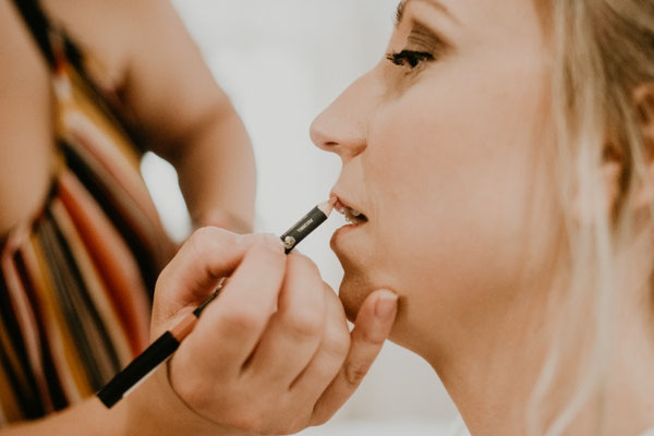 Lipliner passend zum Lippenstift lässt die Lippen voller wirken. Mehr Stylingtipps gibt es von Laura. 